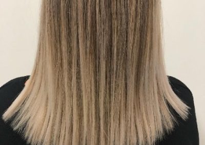 Blonde hair with even hair and cut ends